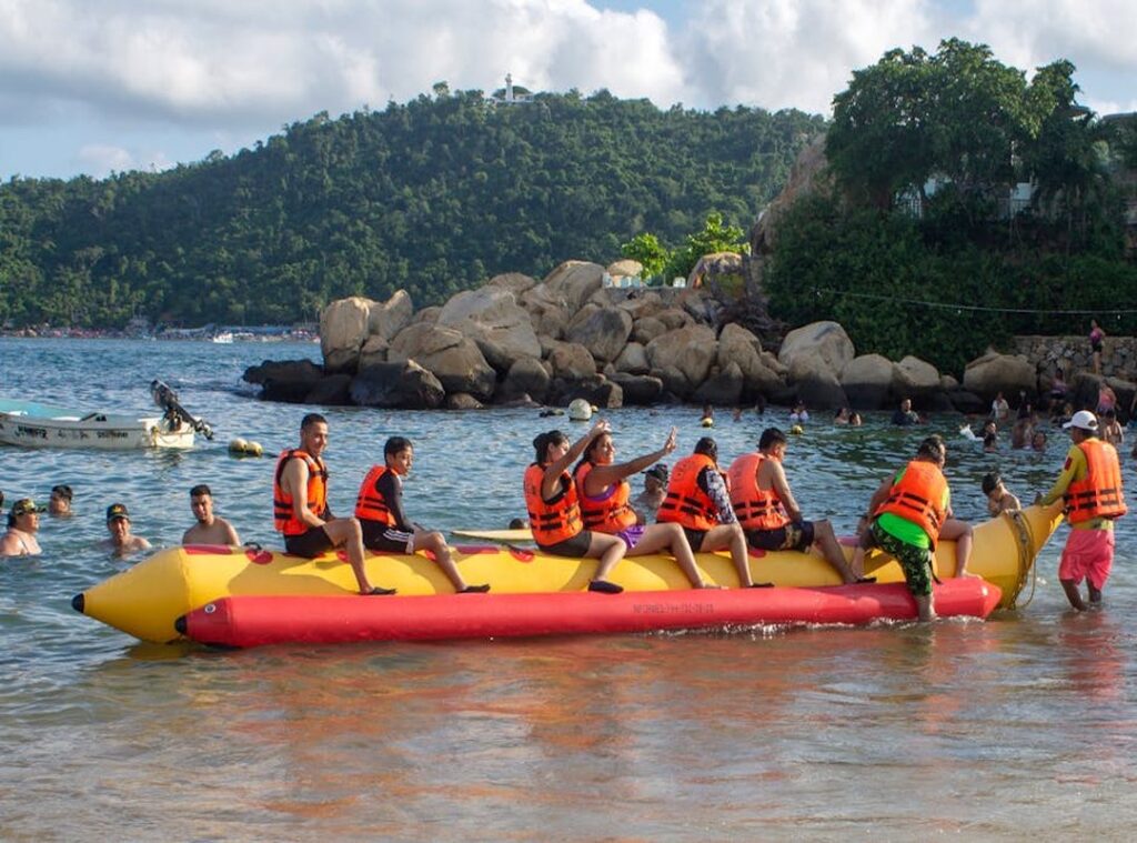 kiko en acapulco con flotadores