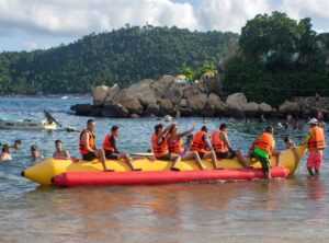 kiko en acapulco con flotadores